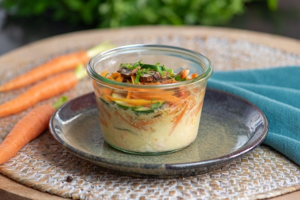 Blanquette de saumon safranée, tagliatelles de légumes – bocal BOCO servi en room service au Londres, Saumur
