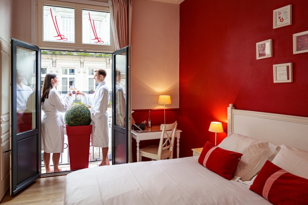 Chambre rouge et ses peignoirs – Le Londres, hôtel à Saumur