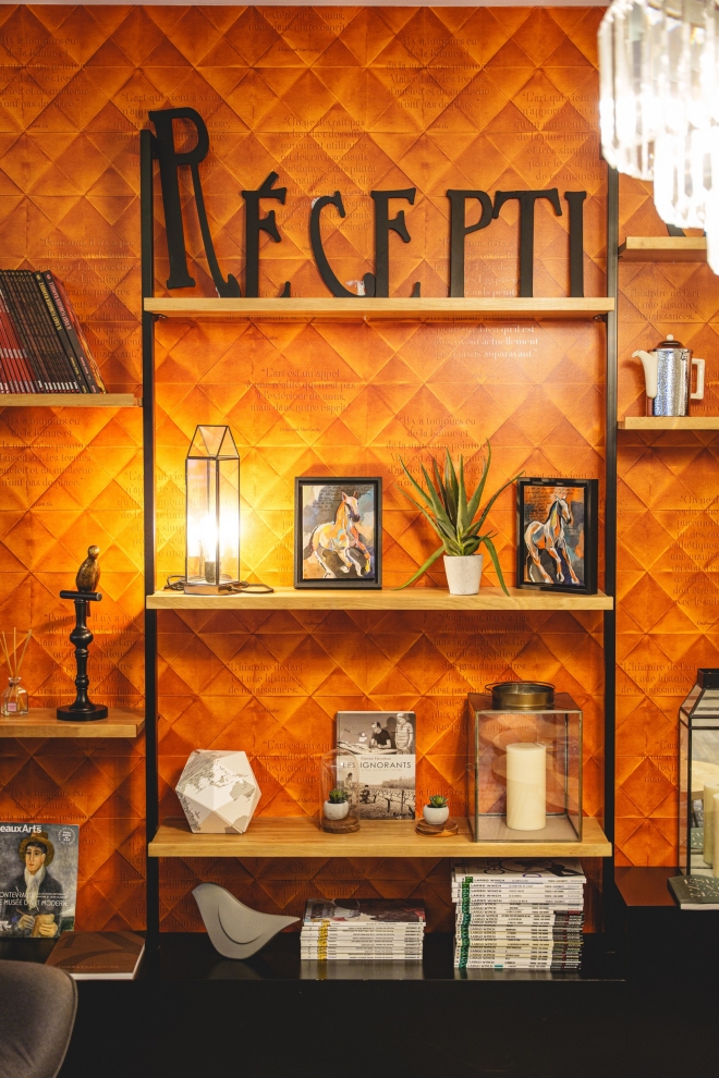 Salon bibliothèque au mur orange du Londres