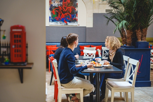 Petit-déjeuner dans le jardin d’hiver – Le Londres, hôtel à Saumur