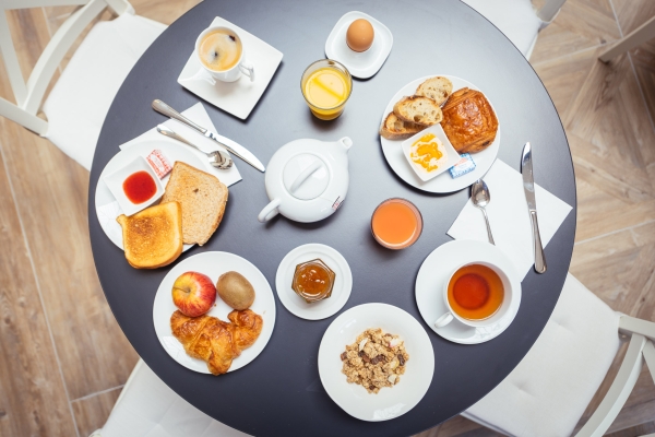 Petit-déjeuner servi à table, vu du dessus – Le Londres, hôtel à Saumur
