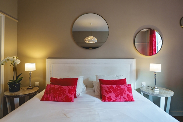 Chambre aux coussins framboise – Le Londres, hôtel à Saumur