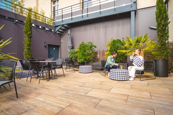 Apéritif sur la terrasse – Le Londres, hôtel à Saumur