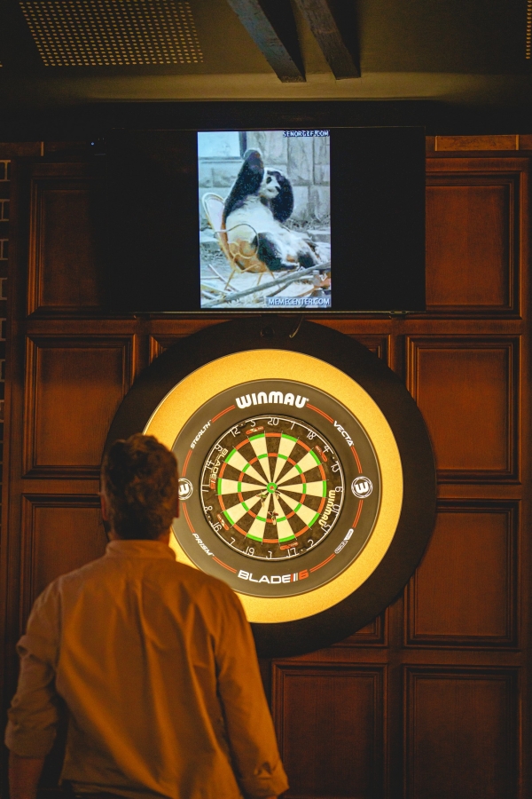 Partie de fléchettes connectées – Le Londres, hôtel à Saumur