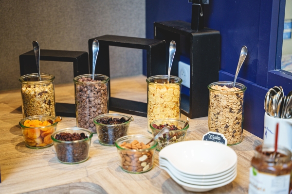 Buffet de céréales et de fruits secs – Le Londres, hôtel à Saumur