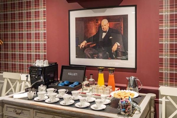 Pause café sous le portrait de Winston Churchill – Le Londres, hôtel à Saumur