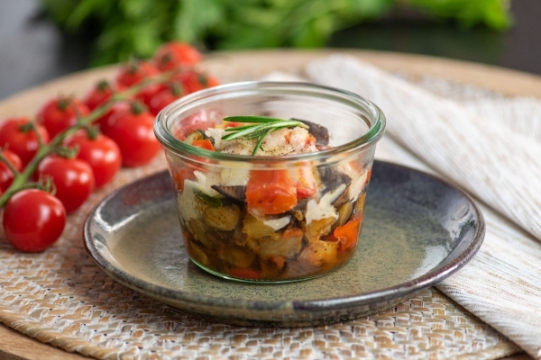 Gâteau d’aubergines et tomates cerises à la parmesane – bocal BOCO servi en room service au Londres, Saumur