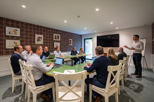 Présentation sur écran géant dans le Salon Churchill – Le Londres, hôtel à Saumur