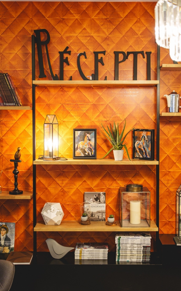 Salon bibliothèque au mur orange du Londres