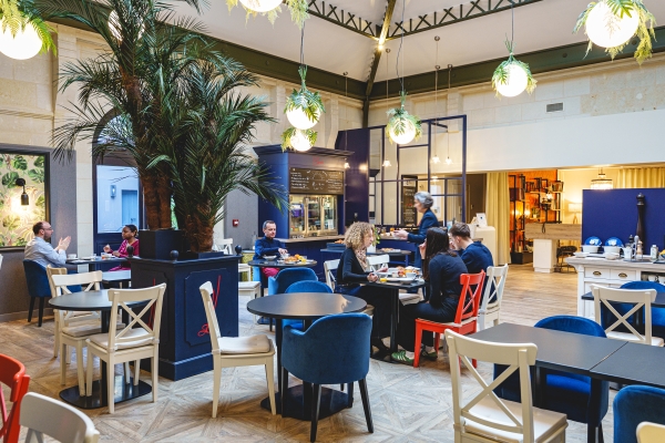 Jardin d’hiver sous la verrière Eiffel – Le Londres, hôtel à Saumur