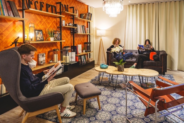 Moment de lecture dans le salon – Le Londres, hôtel à Saumur