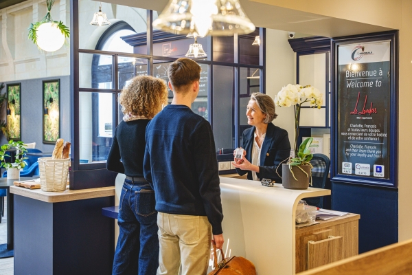 Accueil des voyageurs à la réception – Le Londres, hôtel à Saumur