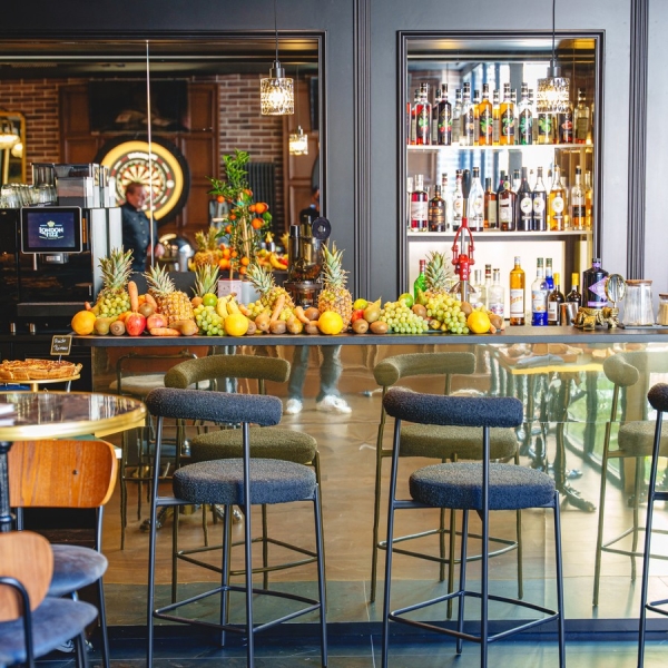Comptoir du London Fizz et ses fruits frais – Le Londres, hôtel à Saumur