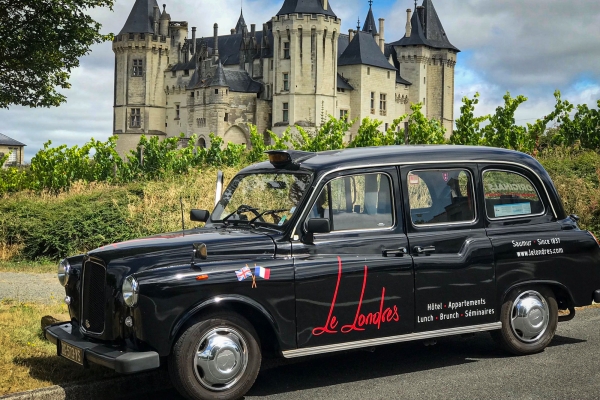 Le taxi anglais du Londres devant les vignes – Le Londres, hôtel à Saumur